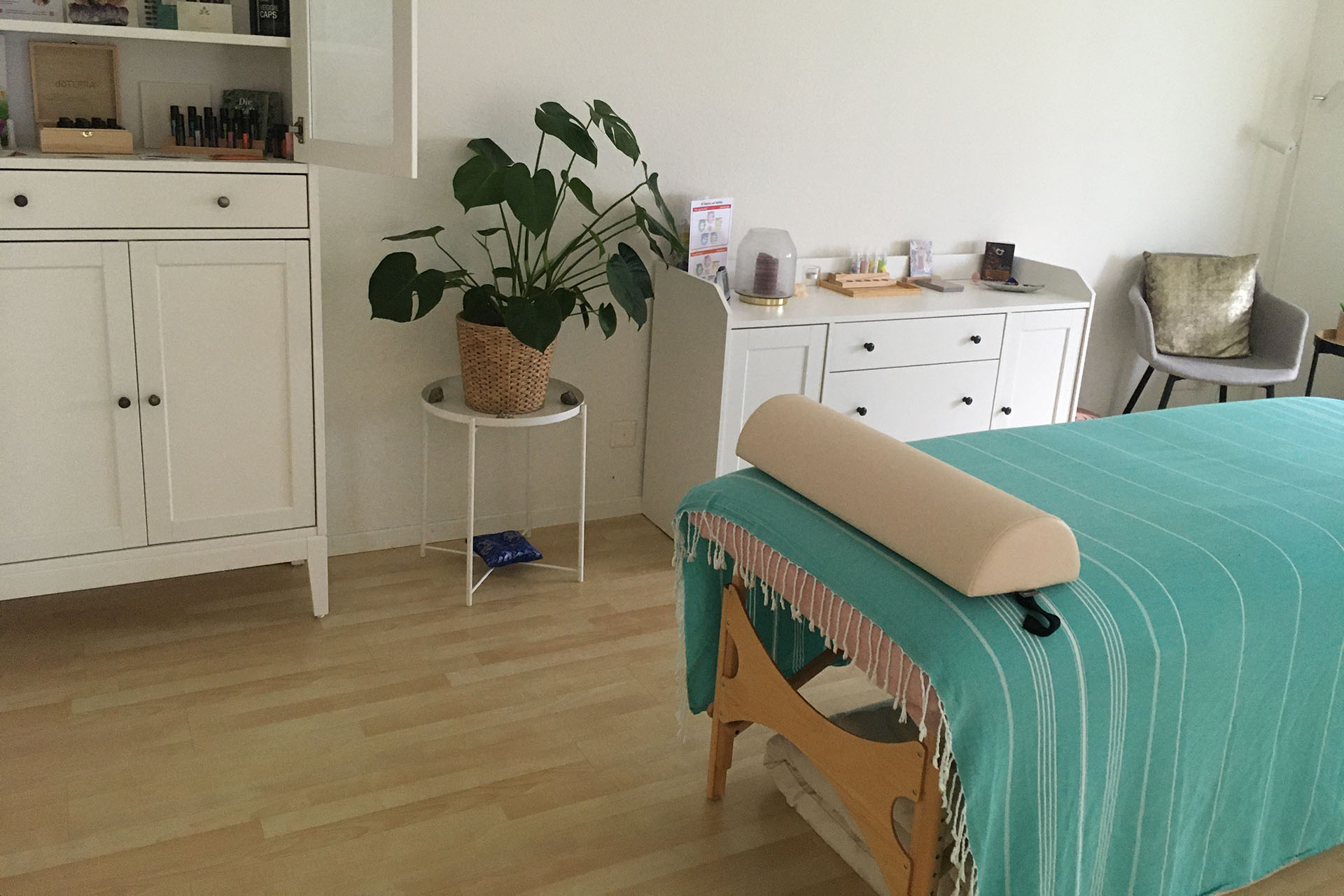 Therapieraum mit Massageliege